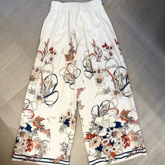 Aritzia Little Moon Floral Abelia Shirt and Pant Set - Picture 9 of 16
